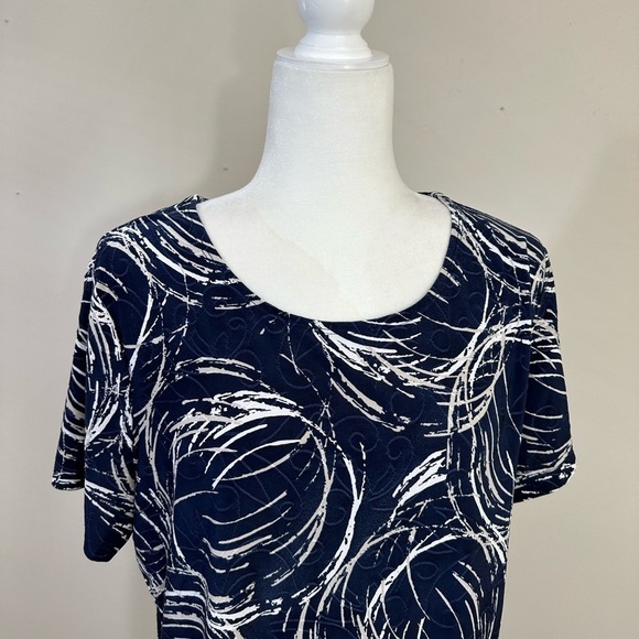 J M Collection sz lg top in navy with abstract white circles - Picture 2 of 14